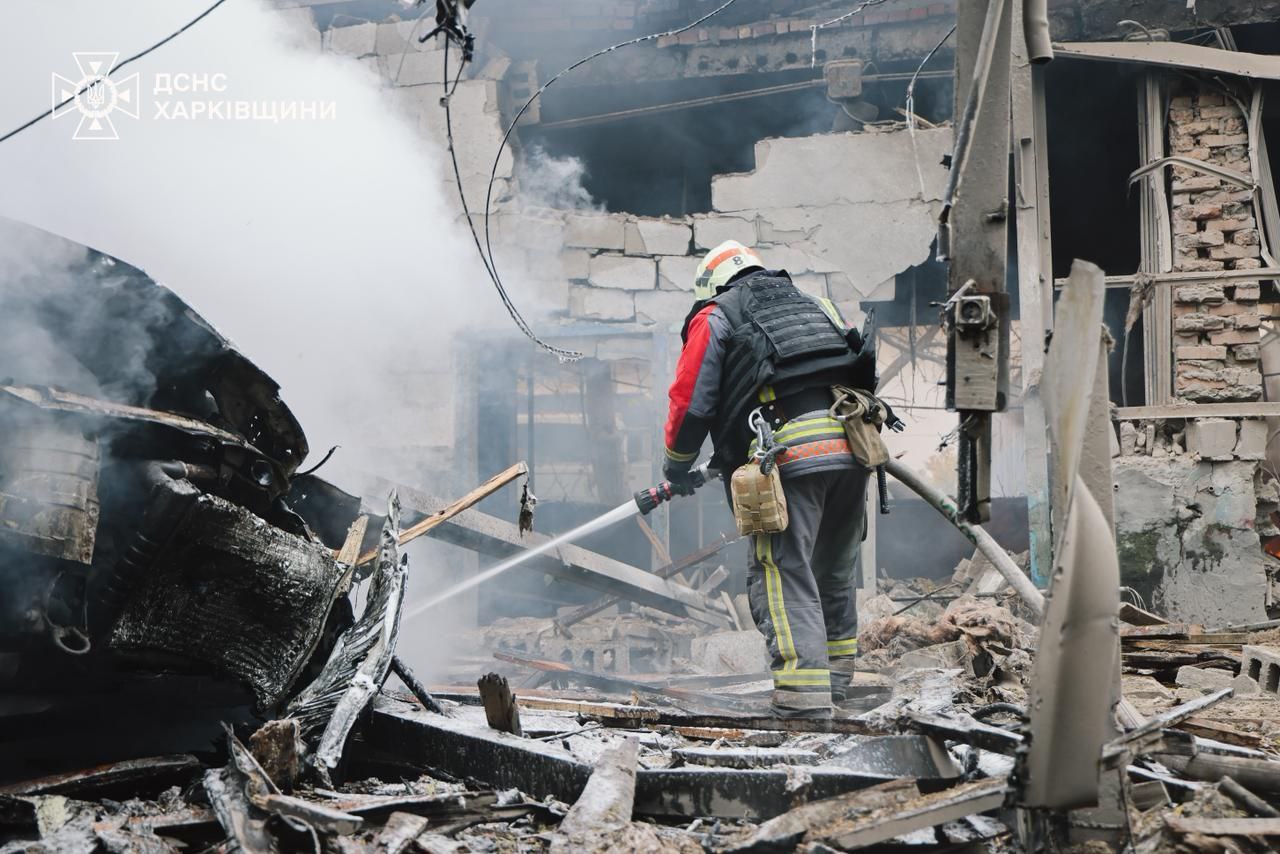 Рятувальники показали кадри гасіння пожежі після ворожого обстрілу Харкова